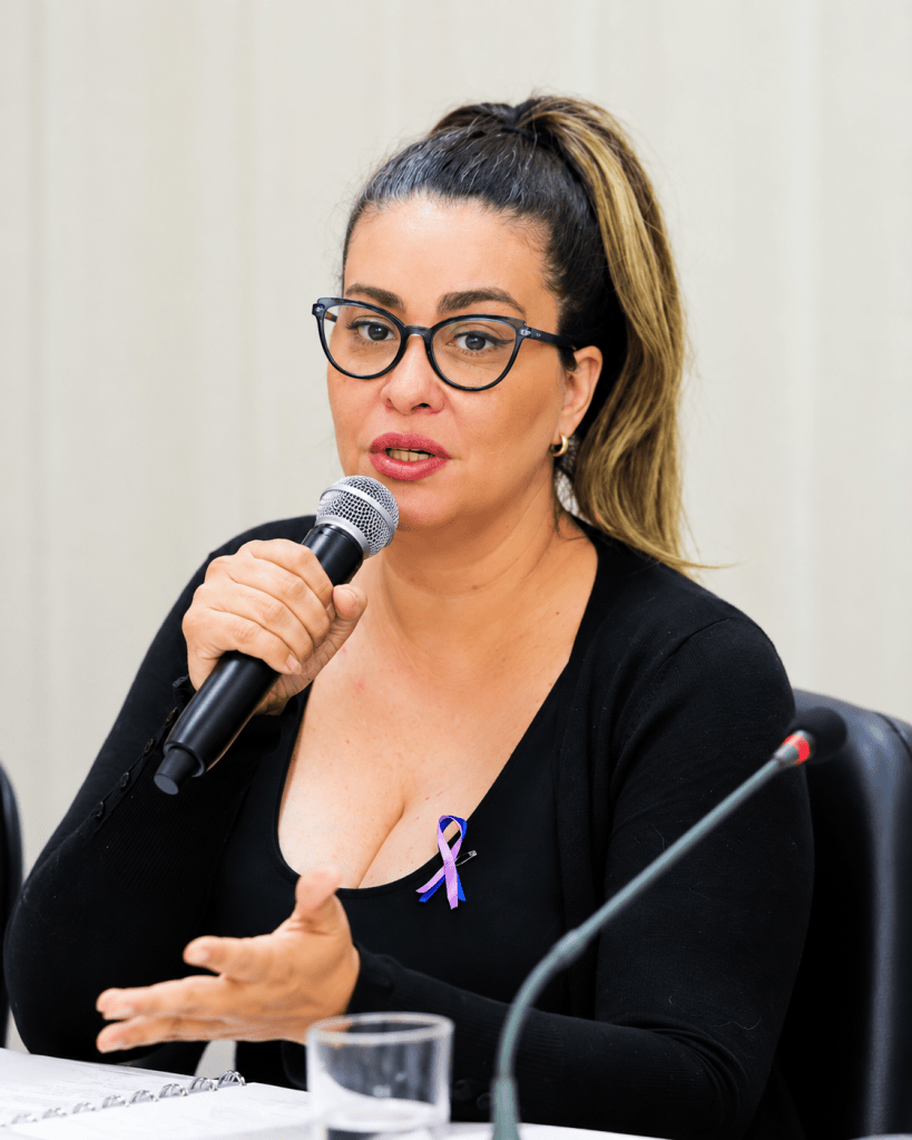 Consuelo Prates em participação pública, falando ao microfone